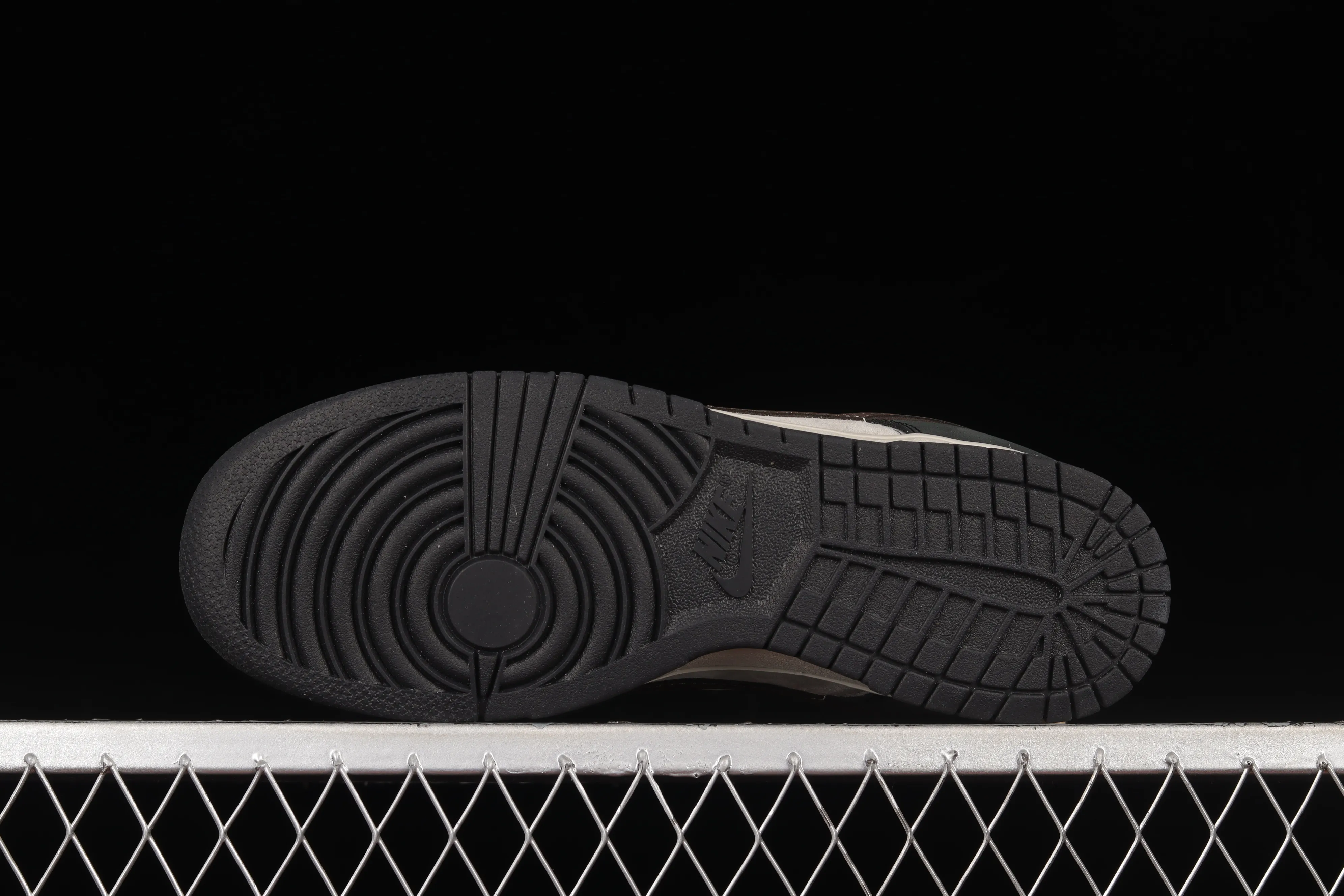All Categories Nk SB Dunk Series Nk SB Dunk Low Low-top sneakers F version Otomo Katsuhiro x NK SB Dunk Low "Steamboy OST" Otomo Katsuhiro jointly branded SB low-top sports and leisure sneakers LF0039-002